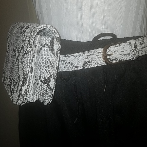 Faux Leather Snakeskin Belt Bag - Picture 5 of 8